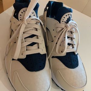 Brand new Nike Huarache 8.5